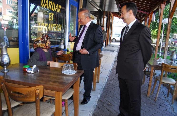 Vali Hakan Yusuf Güner vatandaşla sohbet etti.