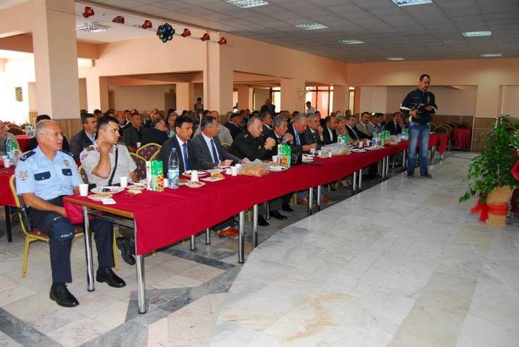 Afyonkarahisar Valisi Hakan Yusuf Güner, Şuhut Belediye Düğün Salonu'nda köy ve mahalle muhtarlarıyla bir araya geldi.