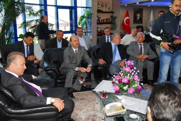 Afyonkarahisar Valisi Hakan Yusuf Güner, Şuhut Belediyesini ziyaret etti yapılan ziyarette Şuhut Belediye Başkanı Recep Bozkurt, Şuhut Kaymakamı Ferit Görükmez, Gıda Tarım Hayvancılık İl Müdürü Hüseyin Arap, Karaadilli Belediye Başkanı Ahmet Yaman, Belediye meclis üyeleri, Şuhut Belediyesi Çalışanları ve İGM üyeleri  hazır bulundular.